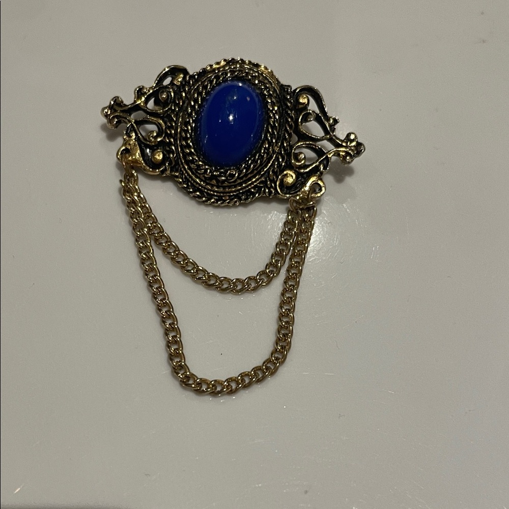 Vintage-Inspired Gold Tone Brooch with Royal Blue Cabochon